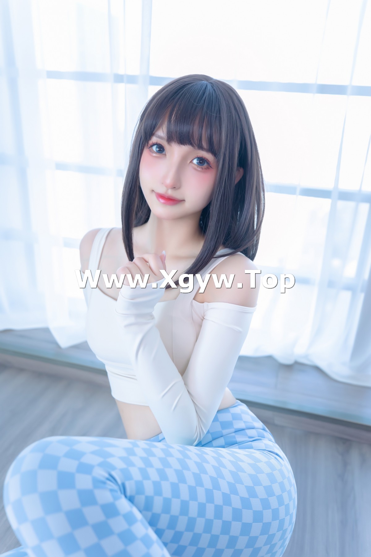 xgyw.top_萝莉美女神楽坂真冬蓝白格主题室内性感白色抹胸上衣配紧身运动裤撩人写真75P