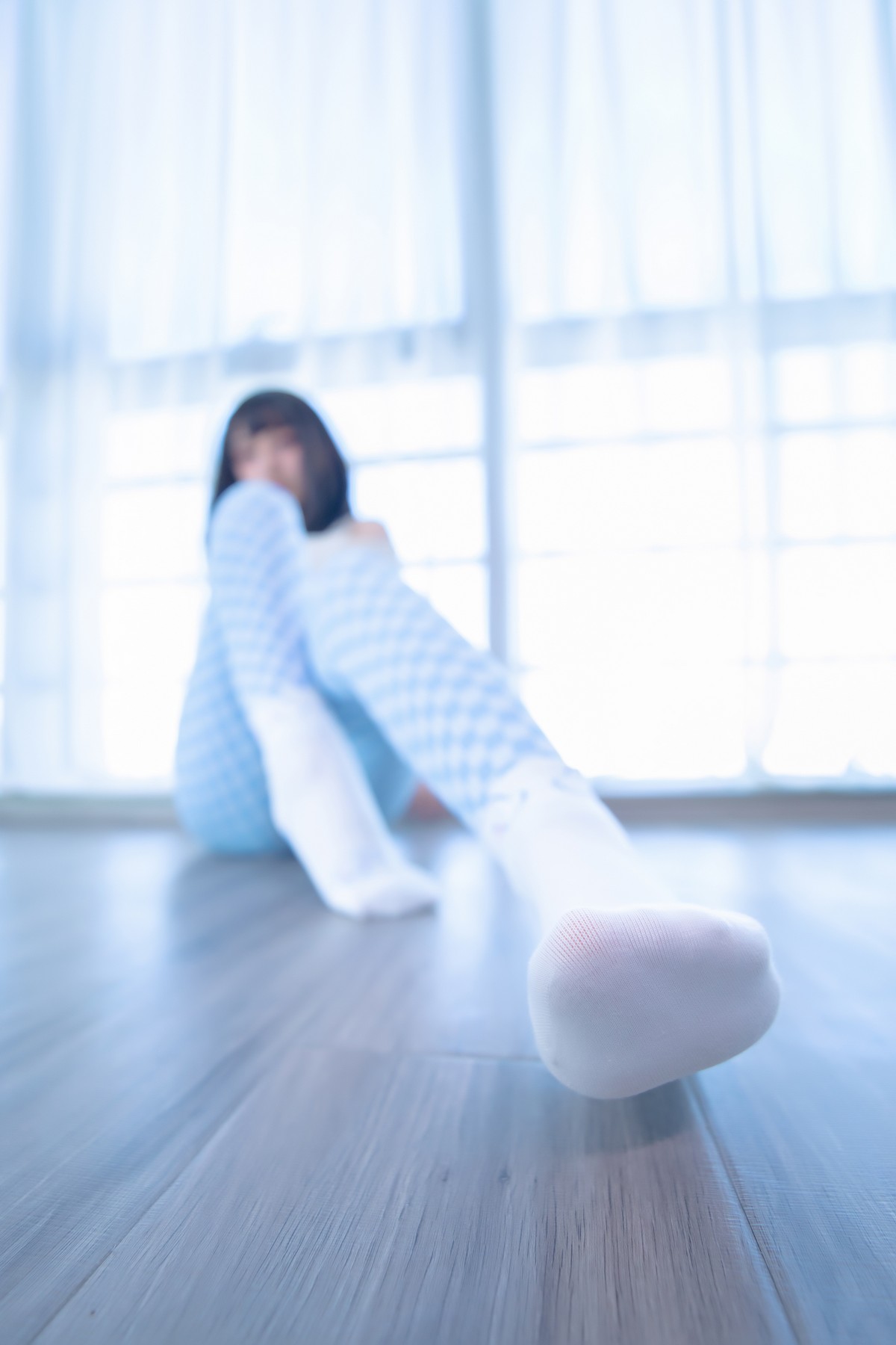 xgyw.top_萝莉美女神楽坂真冬蓝白格主题室内性感白色抹胸上衣配紧身运动裤撩人写真75P