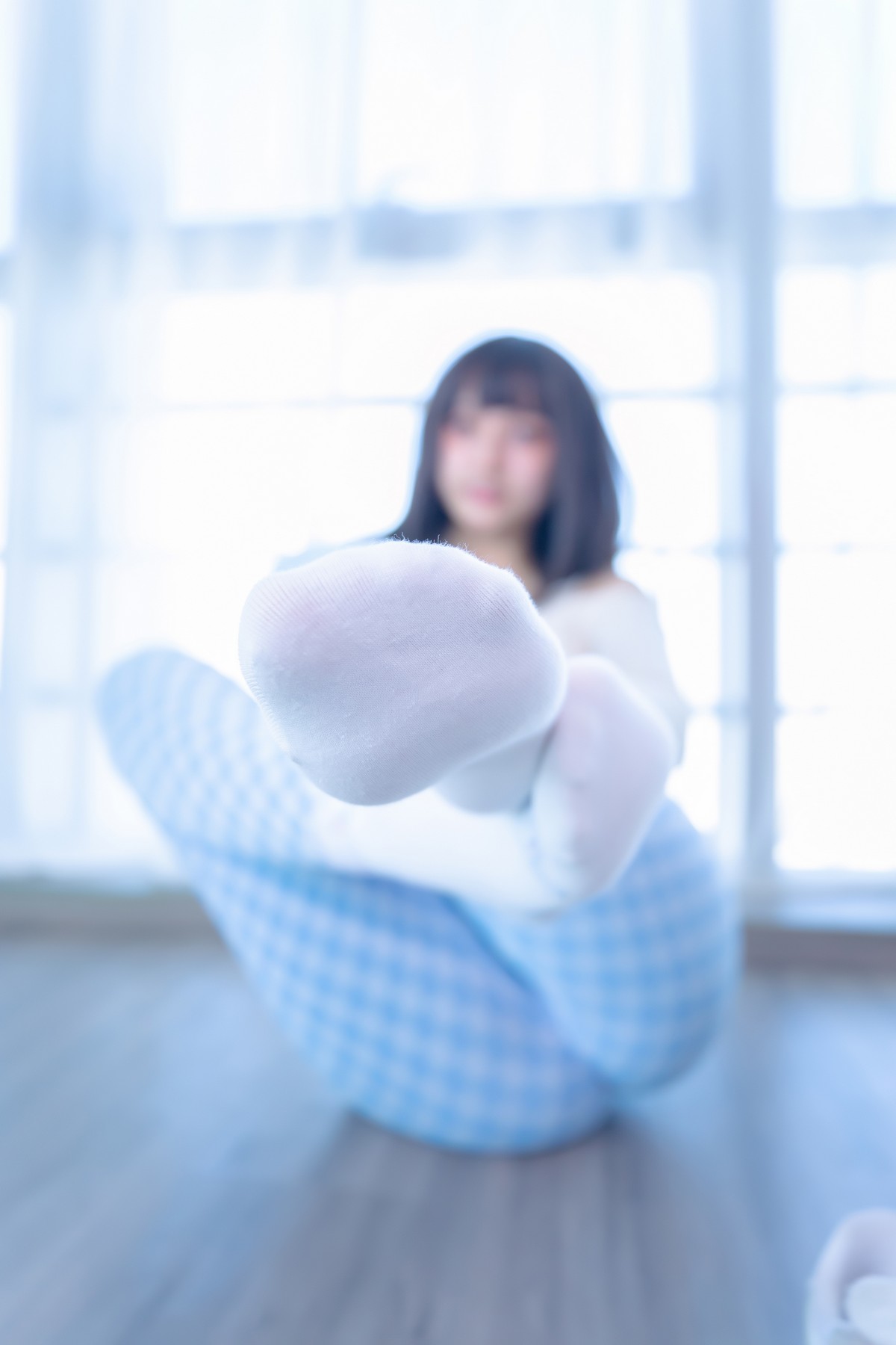 xgyw.top_萝莉美女神楽坂真冬蓝白格主题室内性感白色抹胸上衣配紧身运动裤撩人写真75P