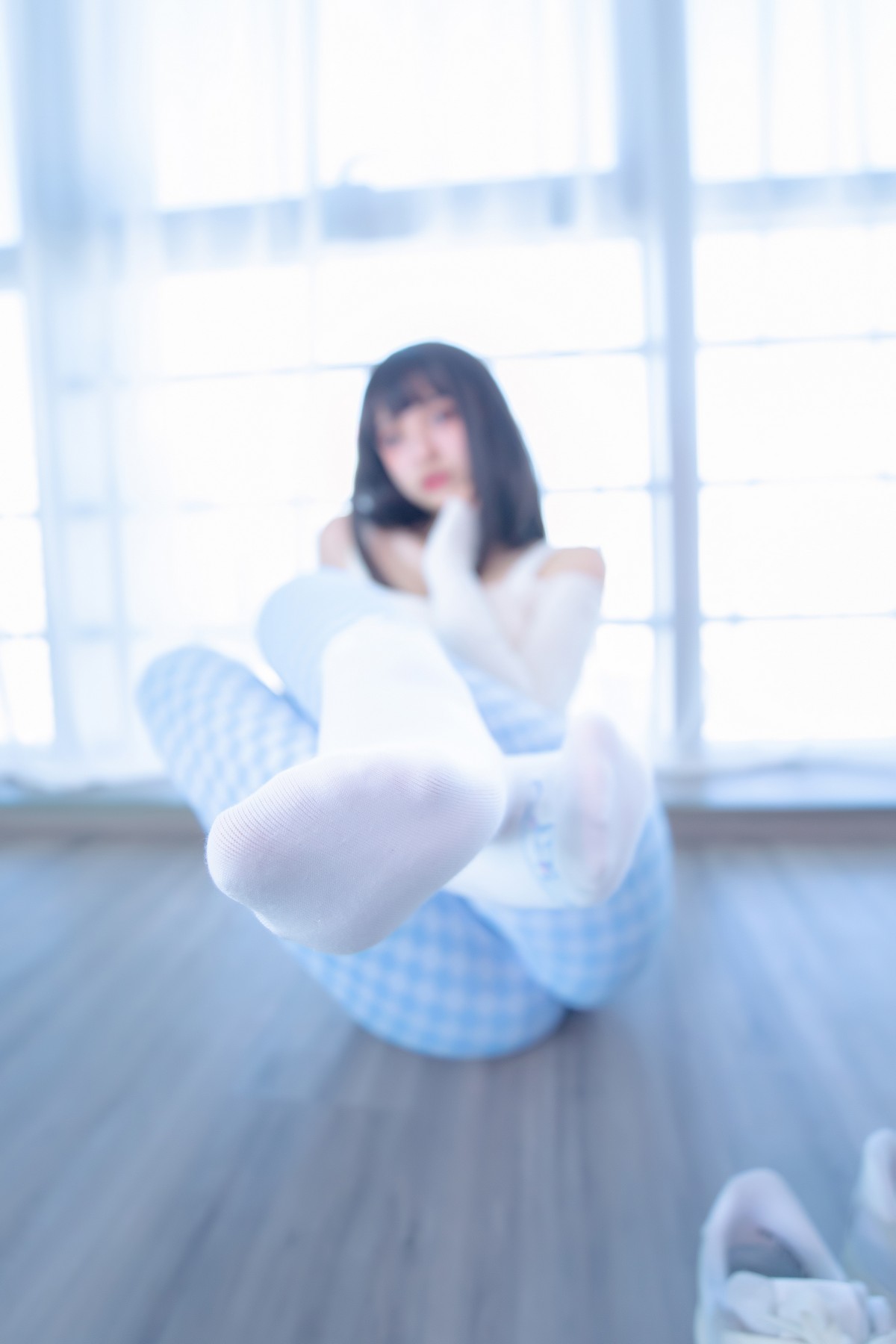 xgyw.top_萝莉美女神楽坂真冬蓝白格主题室内性感白色抹胸上衣配紧身运动裤撩人写真75P
