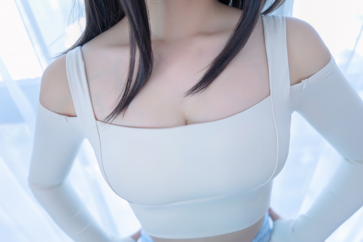 xgyw.top_萝莉美女神楽坂真冬蓝白格主题室内性感白色抹胸上衣配紧身运动裤撩人写真75P