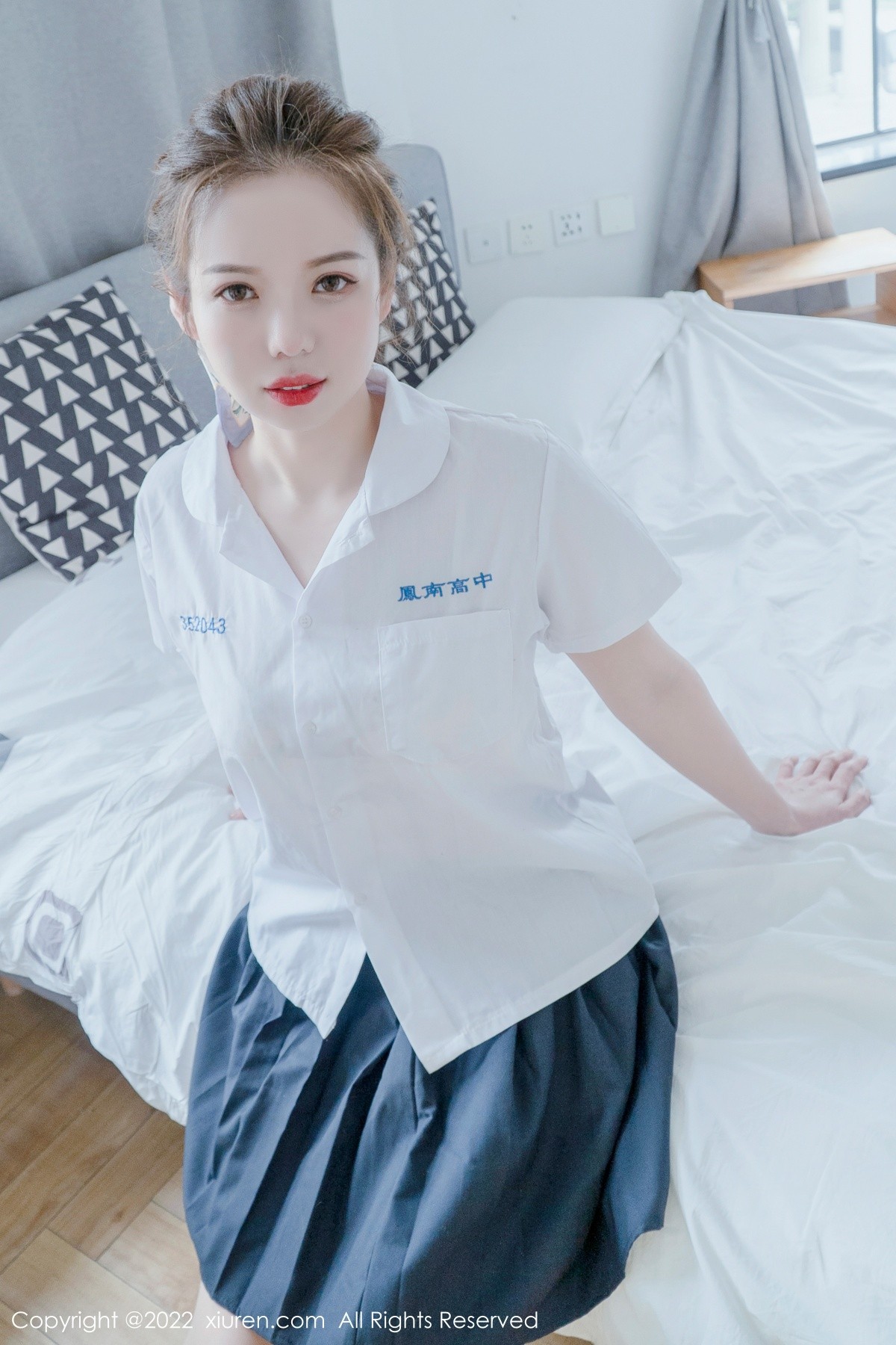 xgyw.top_XiuRen第4981期_模特大美媚京白衬衣黑短裙校服半脱露超薄肉丝秀翘臀诱惑写真63P
