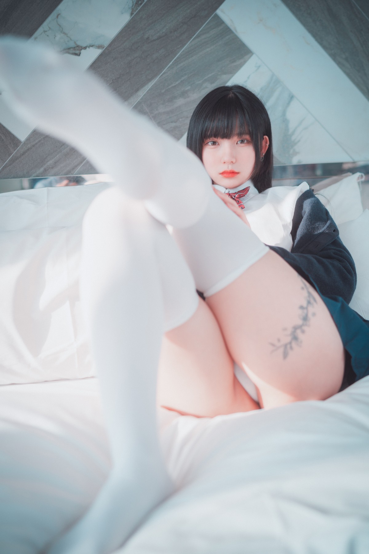 xgyw.top_[DJAWA]No.034_模特Hizzy_Self Satisfaction主题白色内裤配白丝袜秀翘臀诱惑写真88P