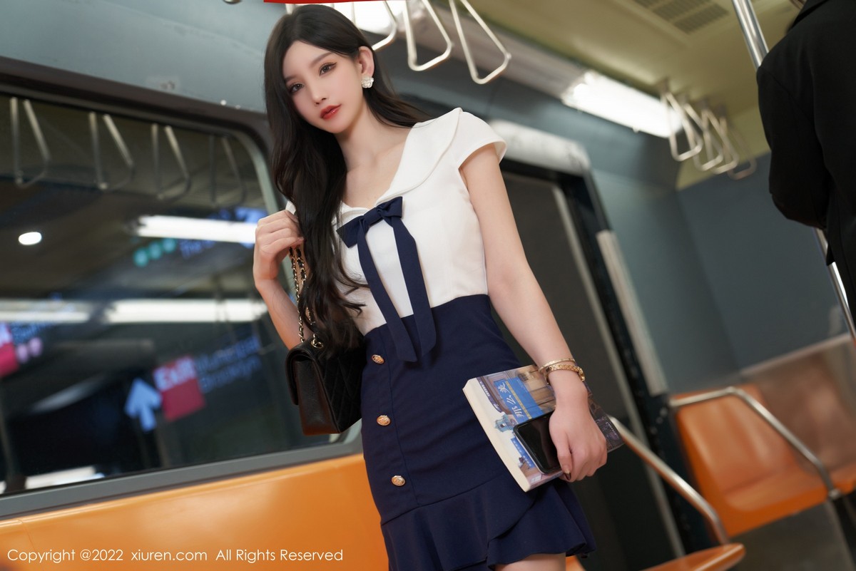 xgyw.top_XiuRen第4979期_女神周于希Sally地铁故事主题性感连衣短裙秀美腿迷人诱惑写真80P