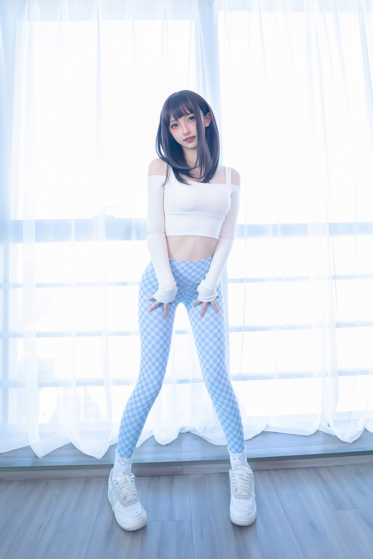 xgyw.top_萝莉美女神楽坂真冬蓝白格主题室内性感白色抹胸上衣配紧身运动裤撩人写真75P
