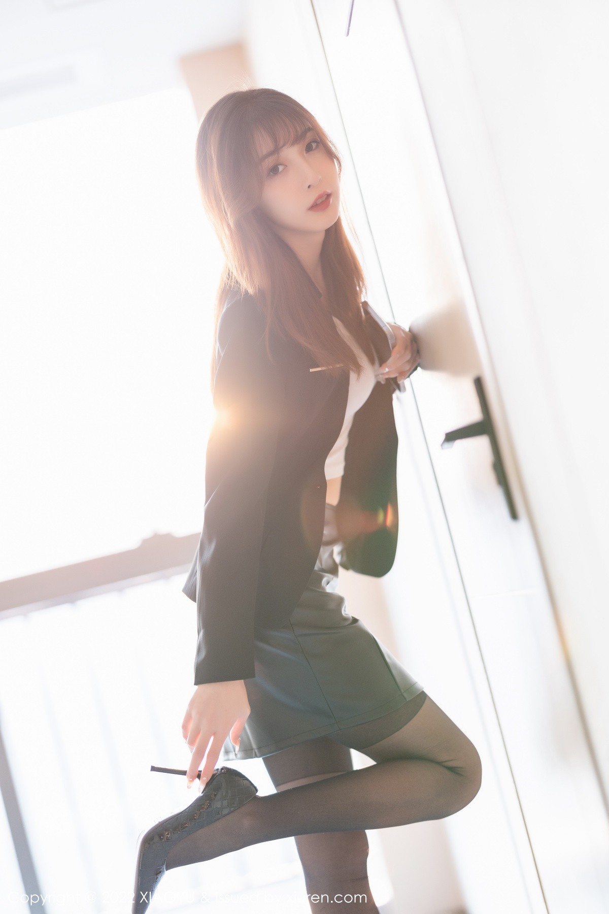 xgyw.top_[XiaoYu画语界]Vol.775_模特林星阑深蓝外衣配黑短裙露红色蕾丝内衣配超薄黑丝诱惑写真80P
