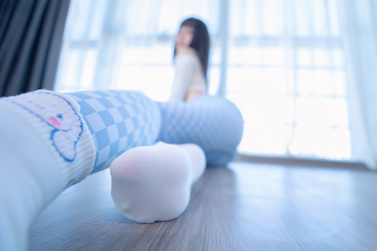 xgyw.top_萝莉美女神楽坂真冬蓝白格主题室内性感白色抹胸上衣配紧身运动裤撩人写真75P