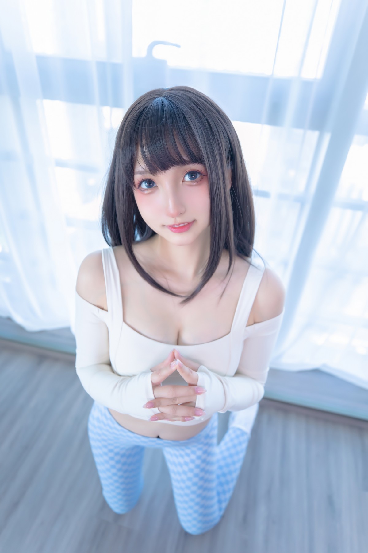 xgyw.top_萝莉美女神楽坂真冬蓝白格主题室内性感白色抹胸上衣配紧身运动裤撩人写真75P