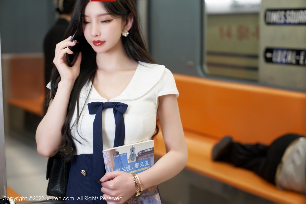 xgyw.top_XiuRen第4979期_女神周于希Sally地铁故事主题性感连衣短裙秀美腿迷人诱惑写真80P
