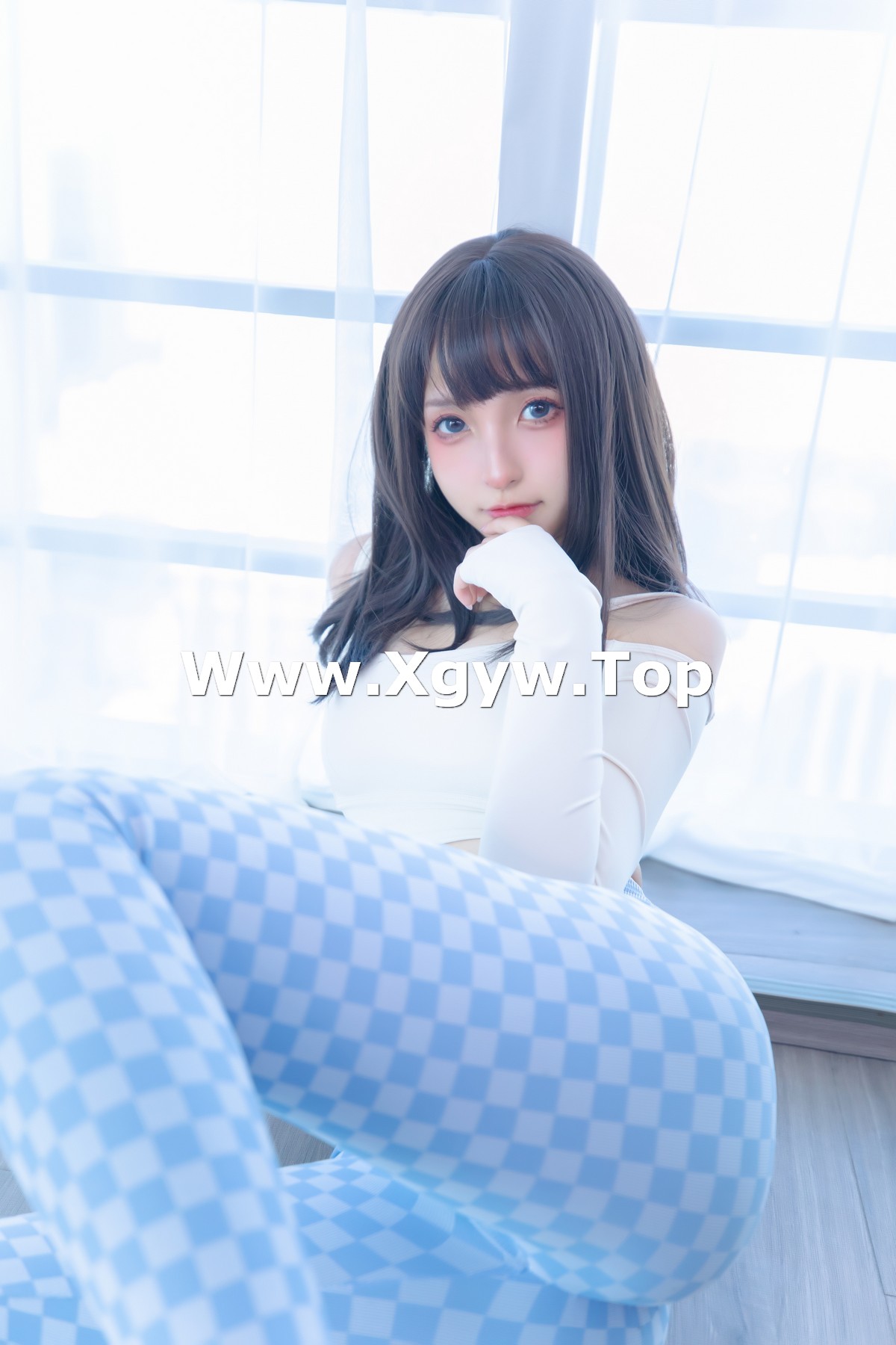 xgyw.top_萝莉美女神楽坂真冬蓝白格主题室内性感白色抹胸上衣配紧身运动裤撩人写真75P