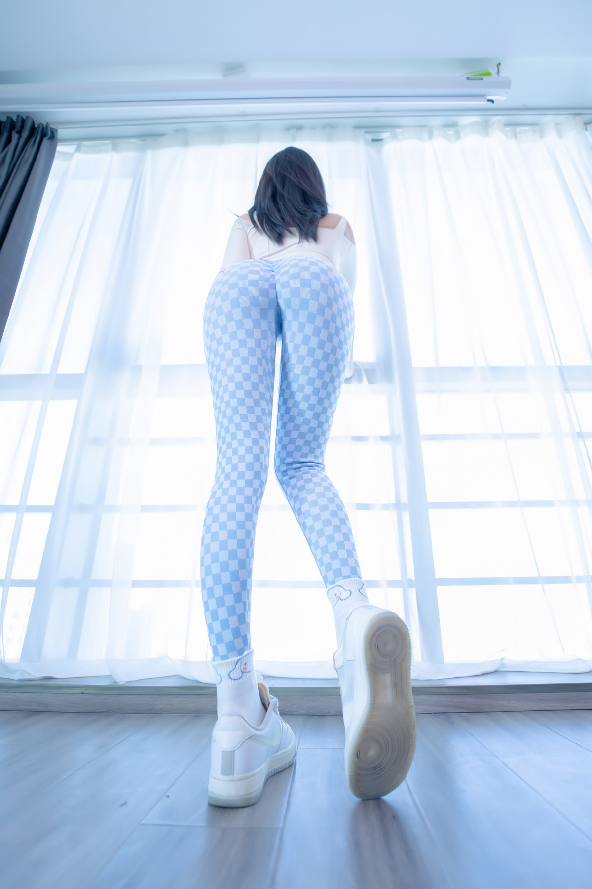 xgyw.top_萝莉美女神楽坂真冬蓝白格主题室内性感白色抹胸上衣配紧身运动裤撩人写真75P