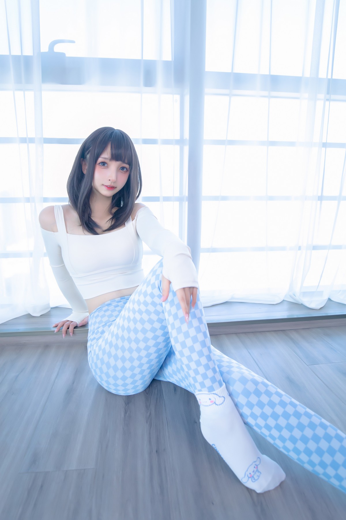 xgyw.top_萝莉美女神楽坂真冬蓝白格主题室内性感白色抹胸上衣配紧身运动裤撩人写真75P