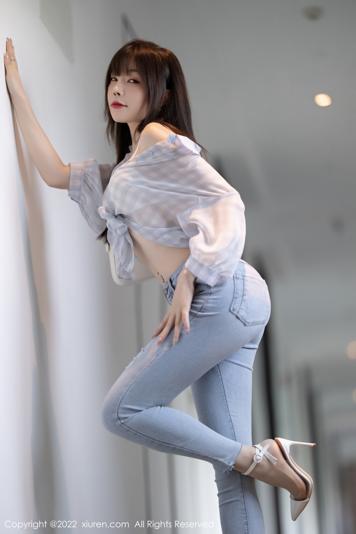xgyw.top_XiuRen第4976期_女神芝芝Booty轻透浅色格子衣配牛仔裤半脱露超薄肉丝诱惑写真110P