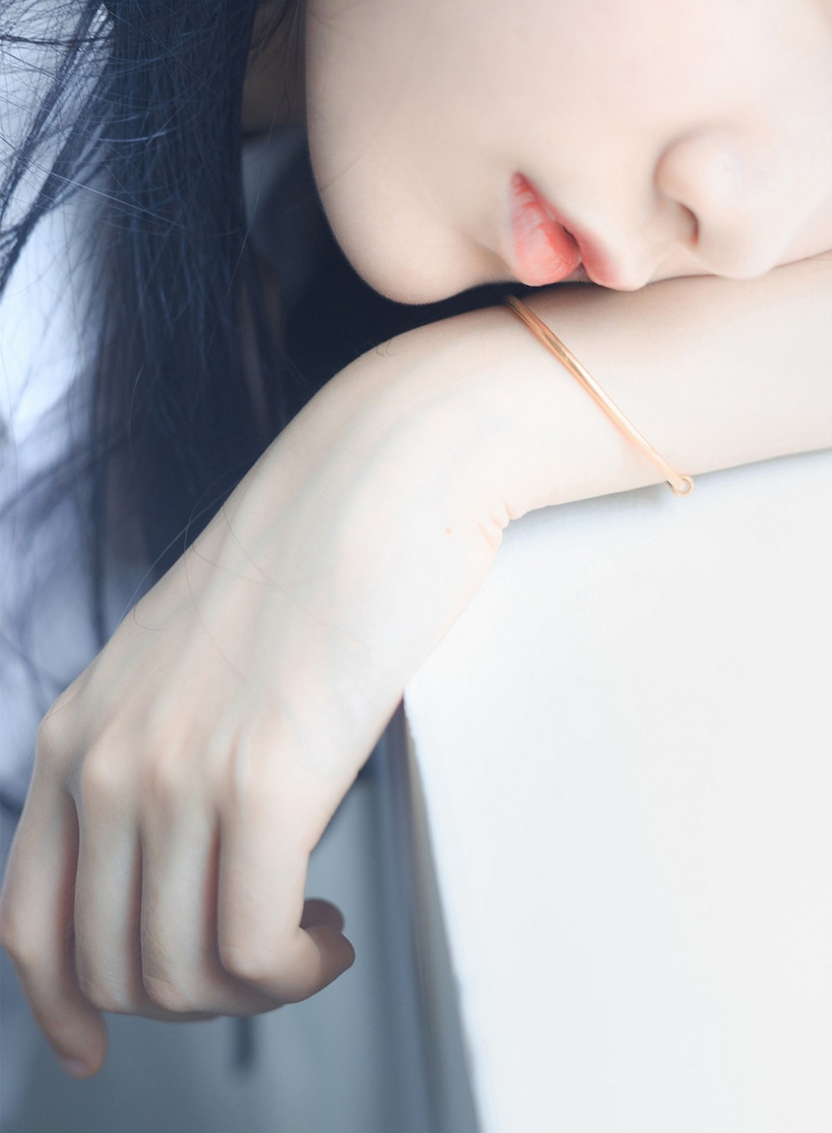 xgyw.top_萌系小姐姐木绵绵OwO白裙JK主题户外性感白色短T配百褶裙秀美腿迷人写真35P