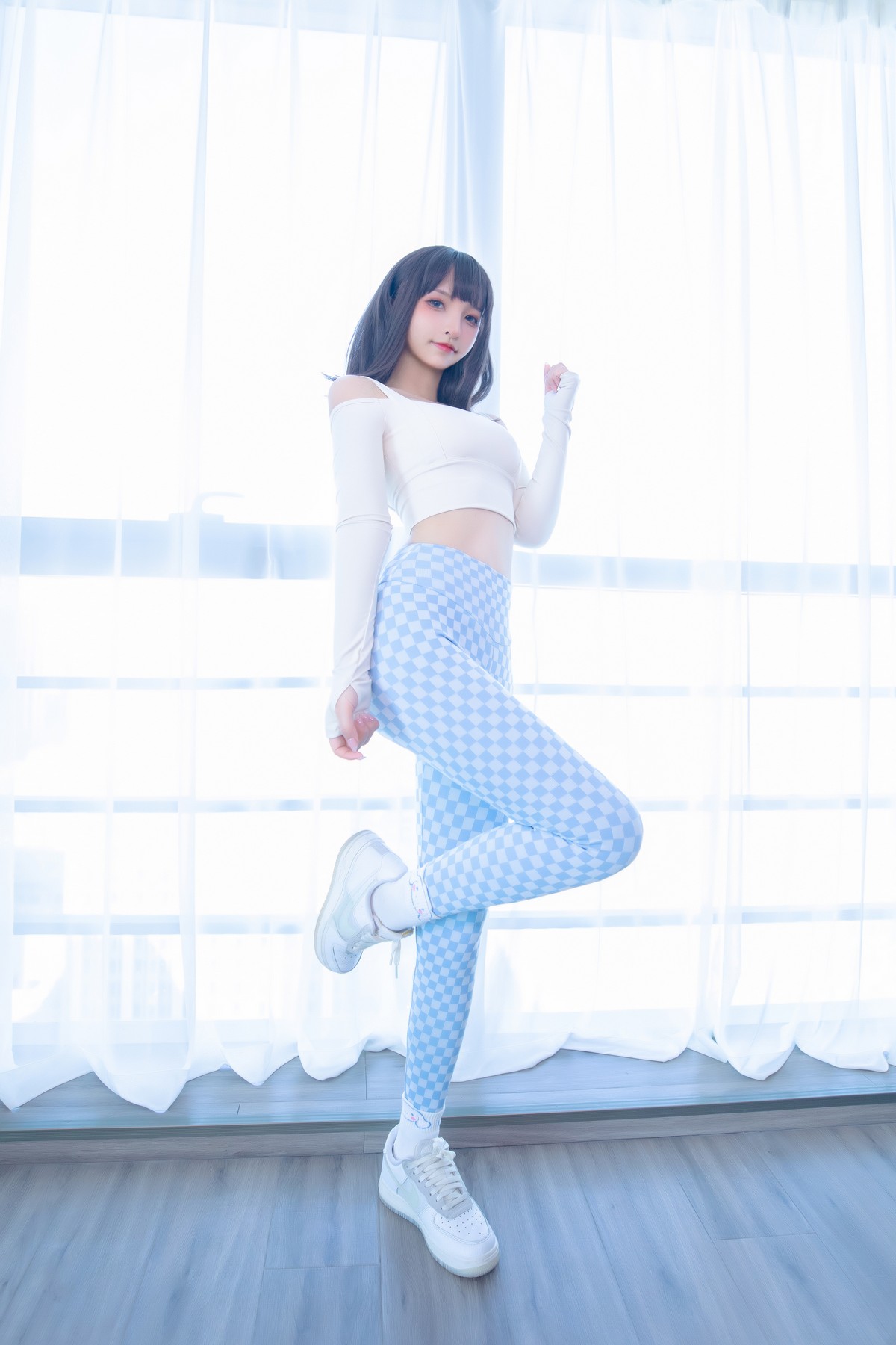 xgyw.top_萝莉美女神楽坂真冬蓝白格主题室内性感白色抹胸上衣配紧身运动裤撩人写真75P
