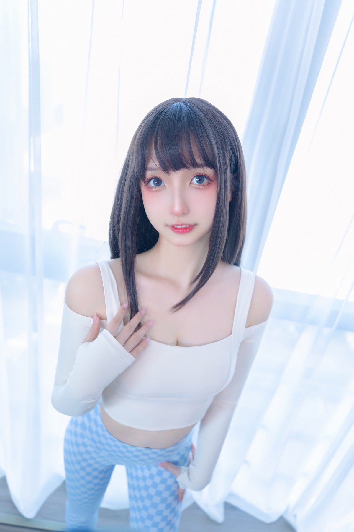 xgyw.top_萝莉美女神楽坂真冬蓝白格主题室内性感白色抹胸上衣配紧身运动裤撩人写真75P