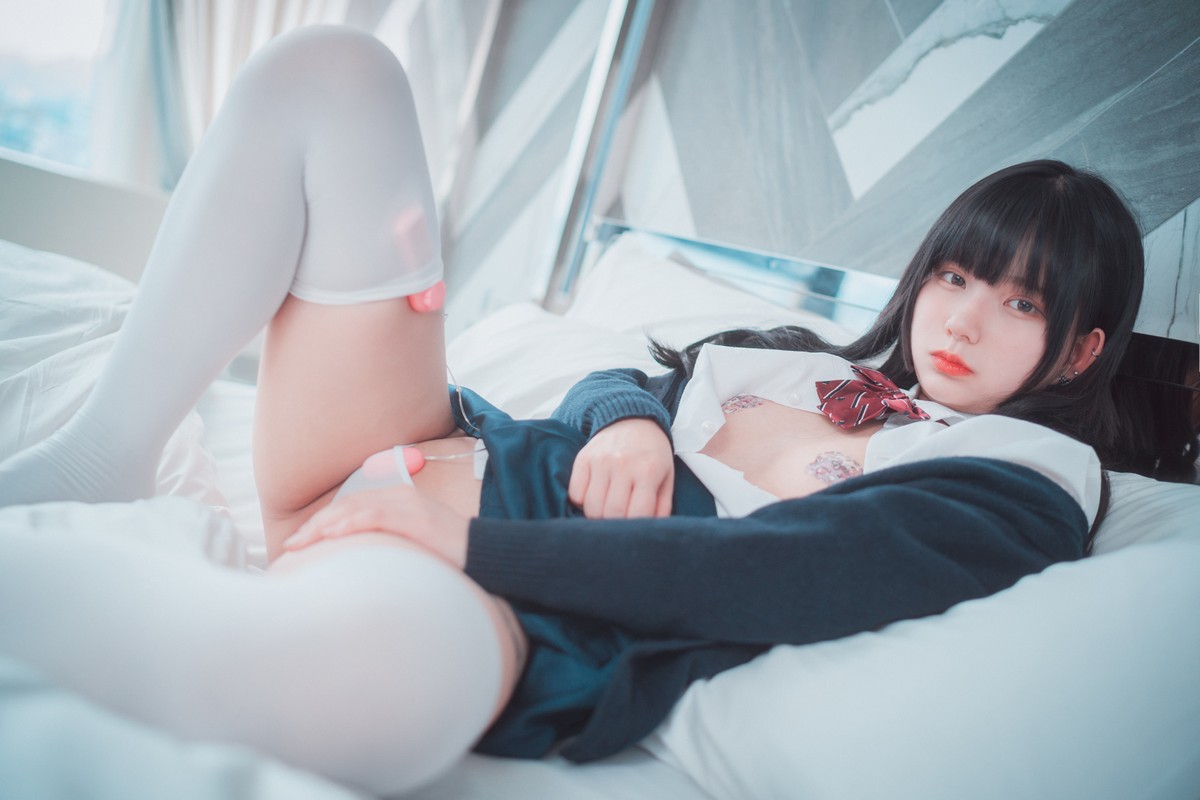 xgyw.top_[DJAWA]No.034_模特Hizzy_Self Satisfaction主题白色内裤配白丝袜秀翘臀诱惑写真88P