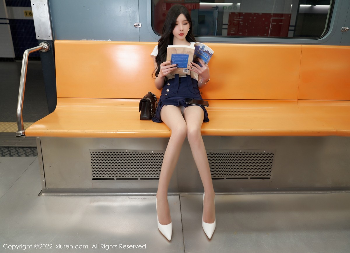 xgyw.top_XiuRen第4979期_女神周于希Sally地铁故事主题性感连衣短裙秀美腿迷人诱惑写真80P