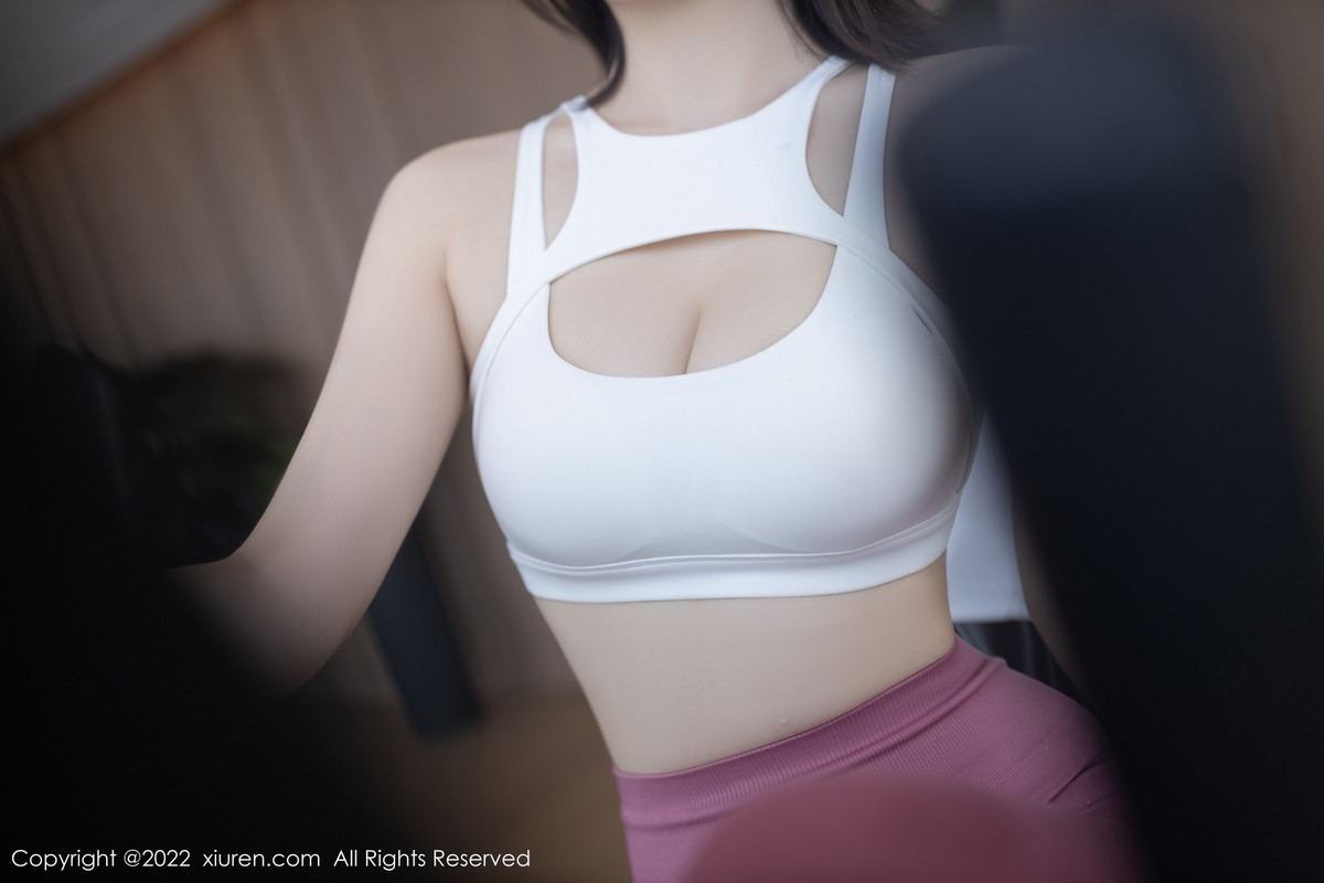 xgyw.top_XiuRen第4988期_模特安然anran珠三角旅拍健身房白色上衣配紧身运动裤诱惑写真78P