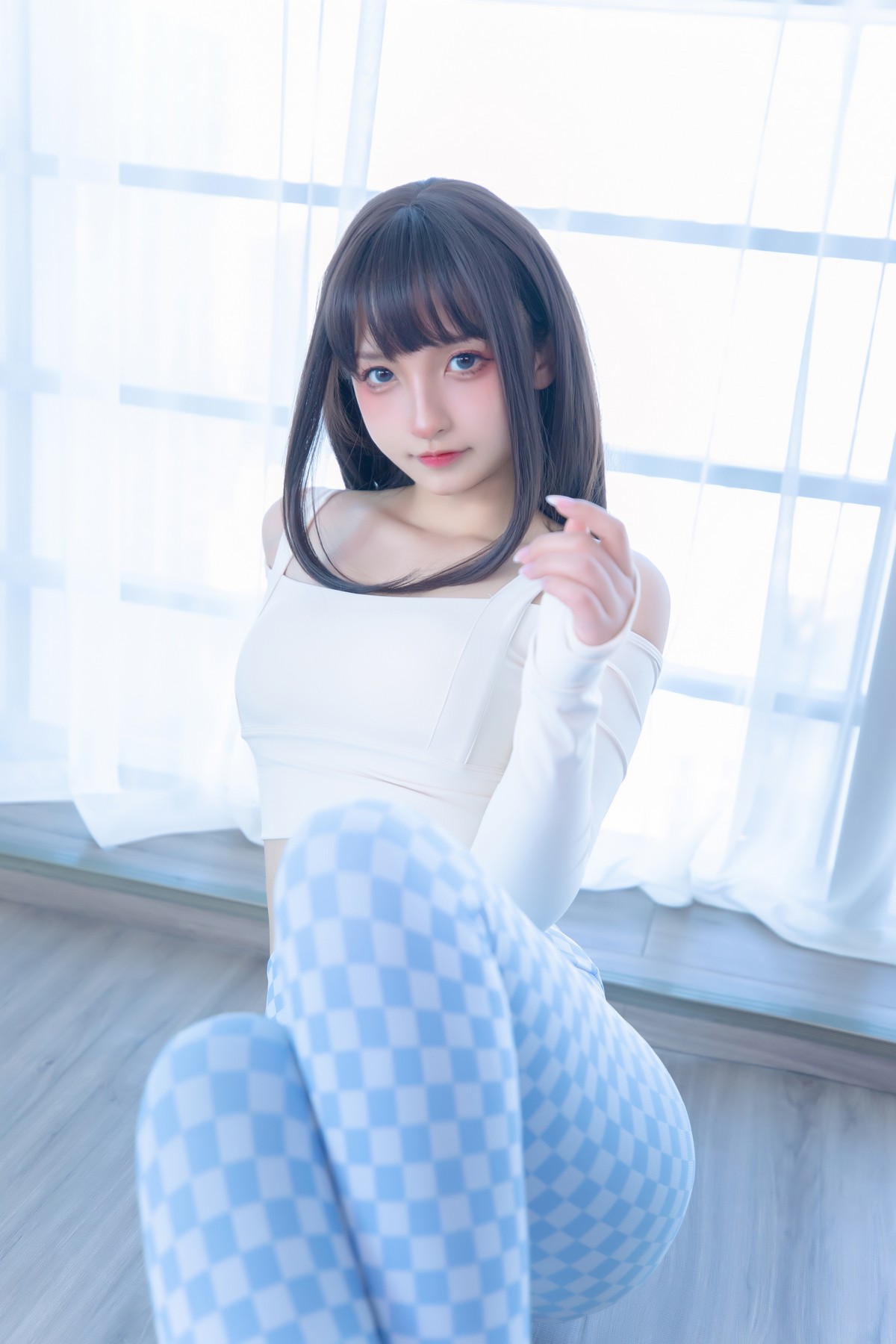 xgyw.top_萝莉美女神楽坂真冬蓝白格主题室内性感白色抹胸上衣配紧身运动裤撩人写真75P