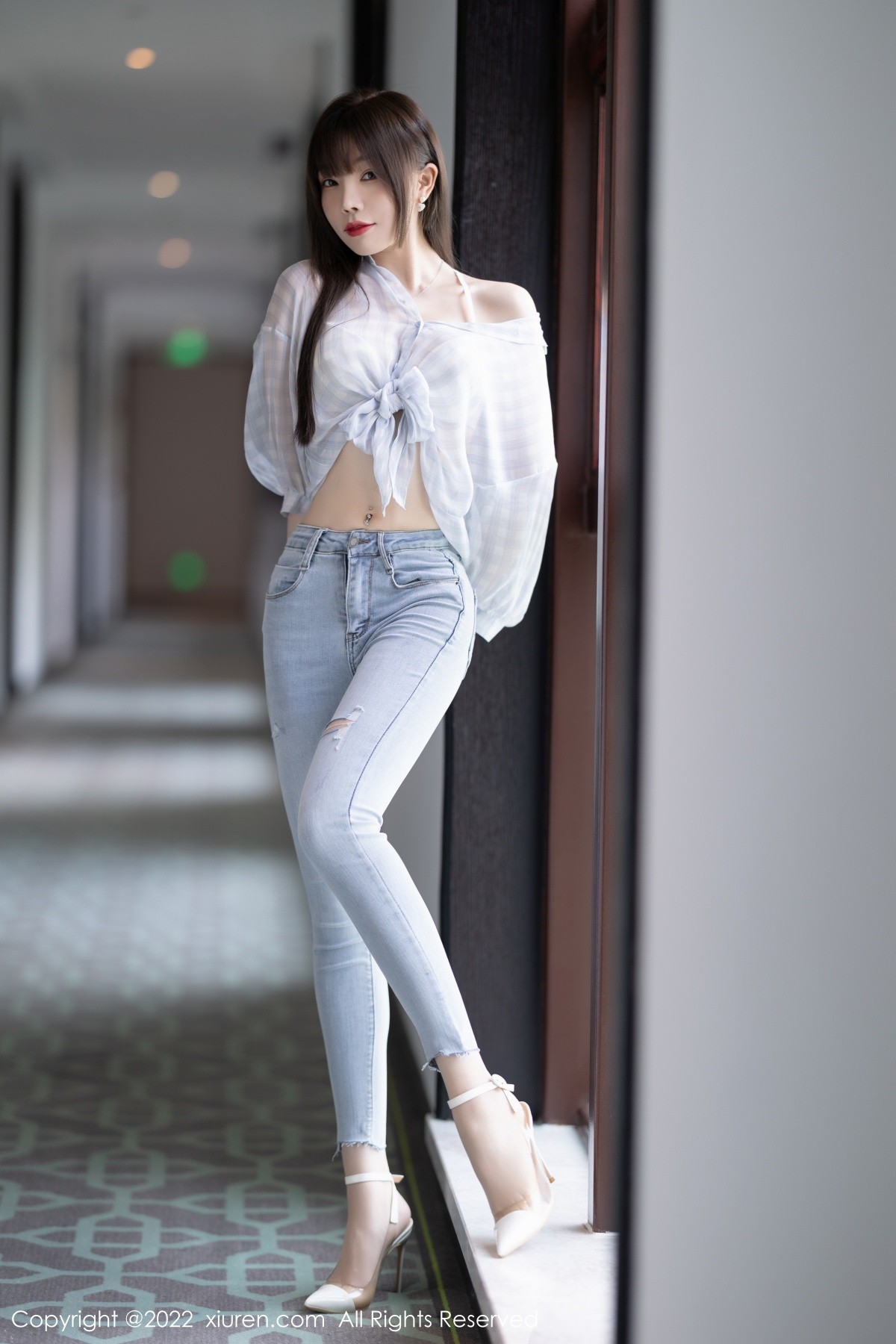 xgyw.top_XiuRen第4976期_女神芝芝Booty轻透浅色格子衣配牛仔裤半脱露超薄肉丝诱惑写真110P