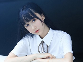 萌系大姐姐木绵绵OwO白裙JK主题户外性感白色短T配百褶裙秀美腿迷人写真35P