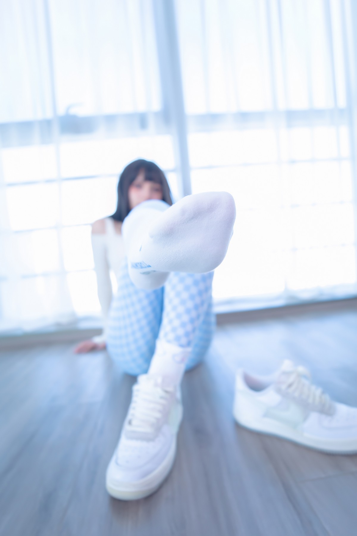 xgyw.top_萝莉美女神楽坂真冬蓝白格主题室内性感白色抹胸上衣配紧身运动裤撩人写真75P