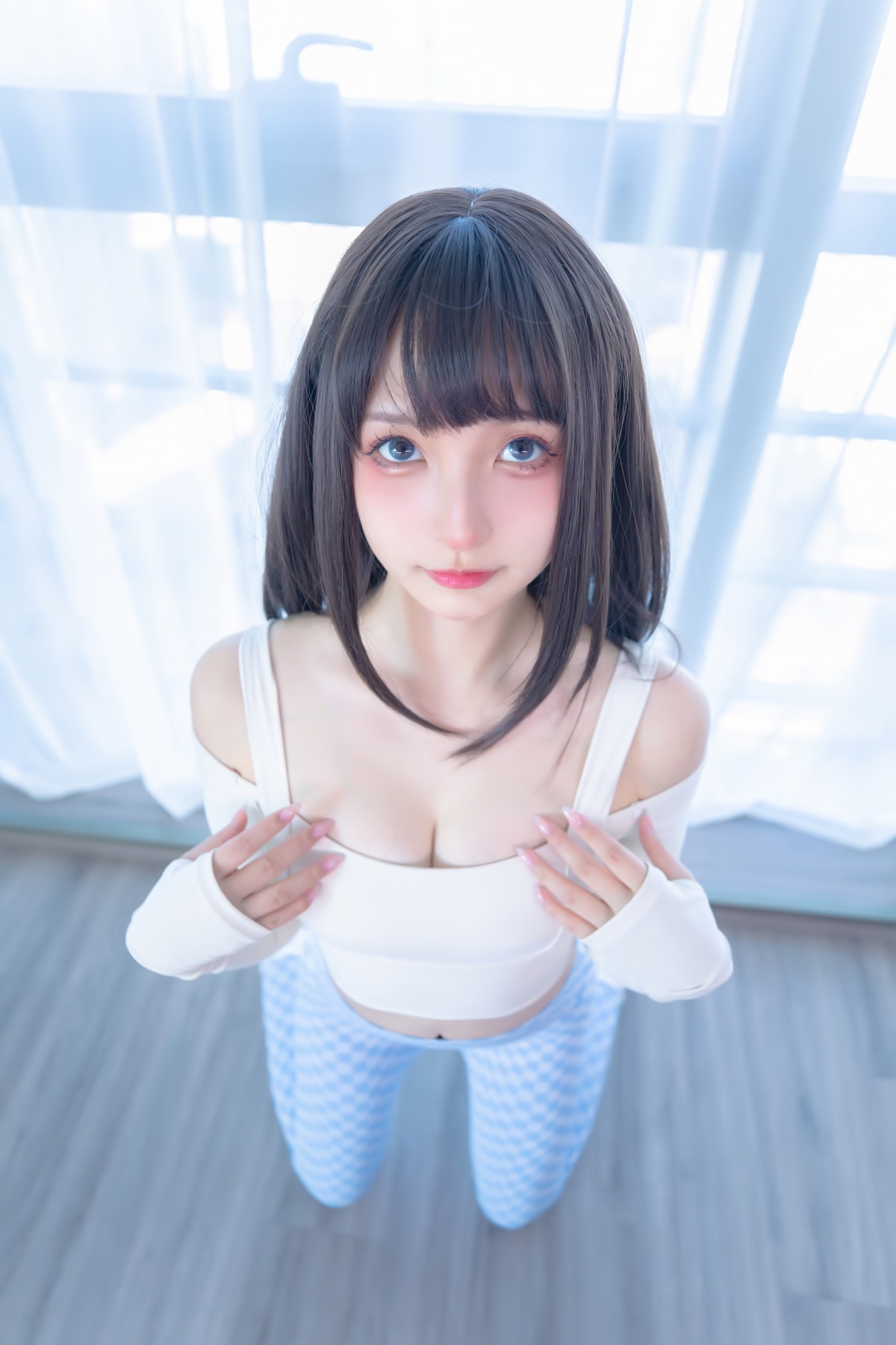 xgyw.top_萝莉美女神楽坂真冬蓝白格主题室内性感白色抹胸上衣配紧身运动裤撩人写真75P