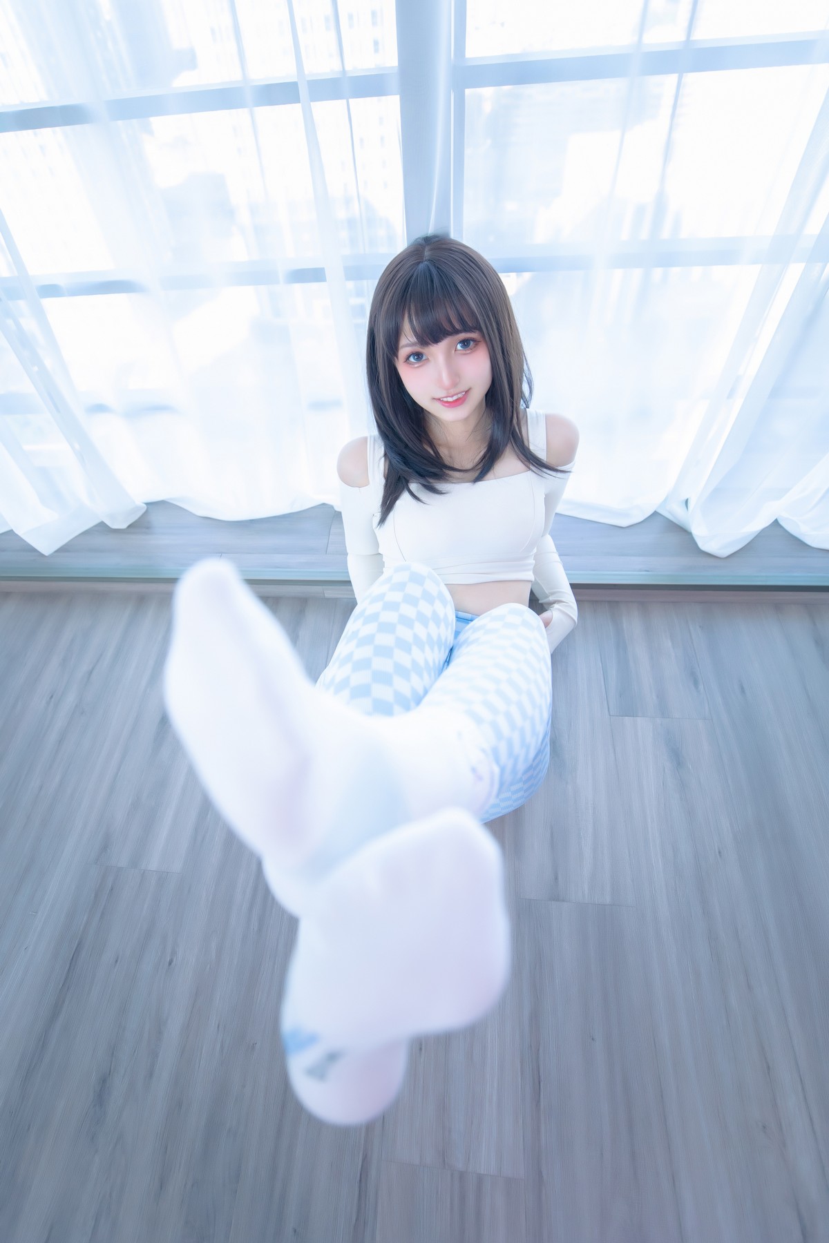 xgyw.top_萝莉美女神楽坂真冬蓝白格主题室内性感白色抹胸上衣配紧身运动裤撩人写真75P
