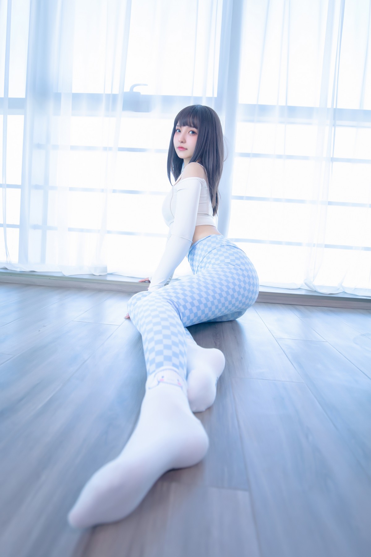 xgyw.top_萝莉美女神楽坂真冬蓝白格主题室内性感白色抹胸上衣配紧身运动裤撩人写真75P