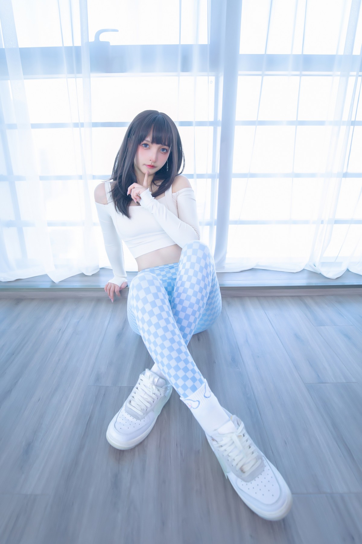 xgyw.top_萝莉美女神楽坂真冬蓝白格主题室内性感白色抹胸上衣配紧身运动裤撩人写真75P