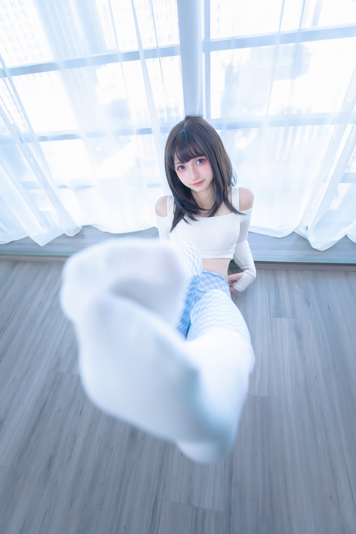 xgyw.top_萝莉美女神楽坂真冬蓝白格主题室内性感白色抹胸上衣配紧身运动裤撩人写真75P
