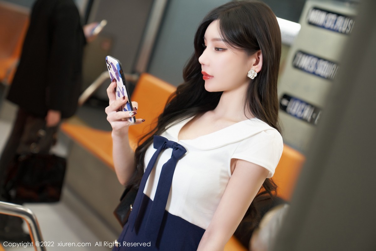 xgyw.top_XiuRen第4979期_女神周于希Sally地铁故事主题性感连衣短裙秀美腿迷人诱惑写真80P