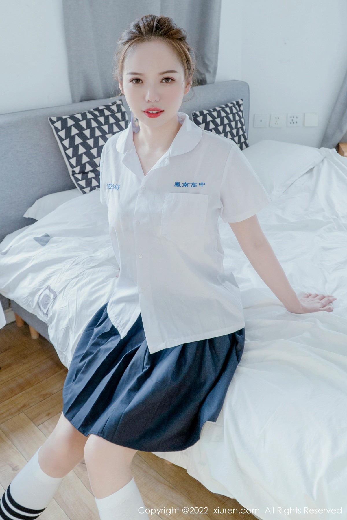 xgyw.top_XiuRen第4981期_模特大美媚京白衬衣黑短裙校服半脱露超薄肉丝秀翘臀诱惑写真63P