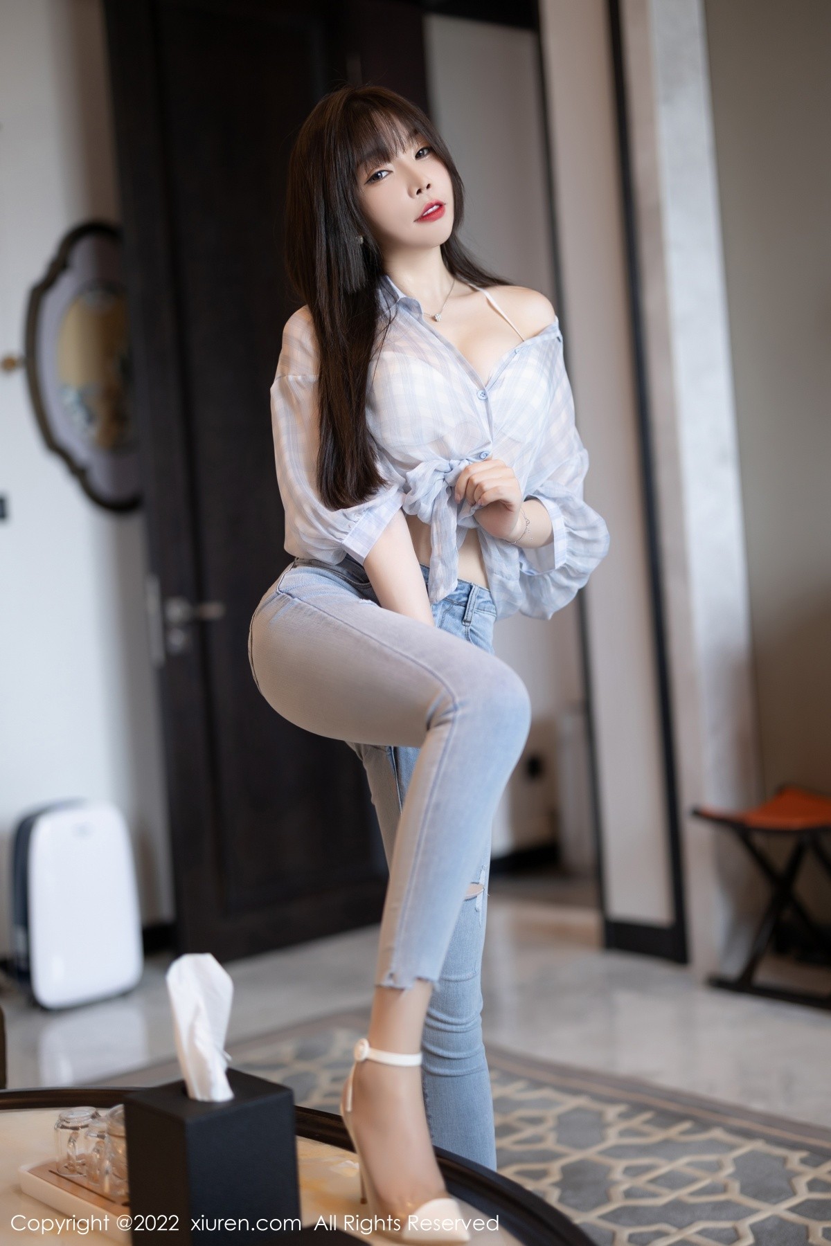 xgyw.top_XiuRen第4976期_女神芝芝Booty轻透浅色格子衣配牛仔裤半脱露超薄肉丝诱惑写真110P