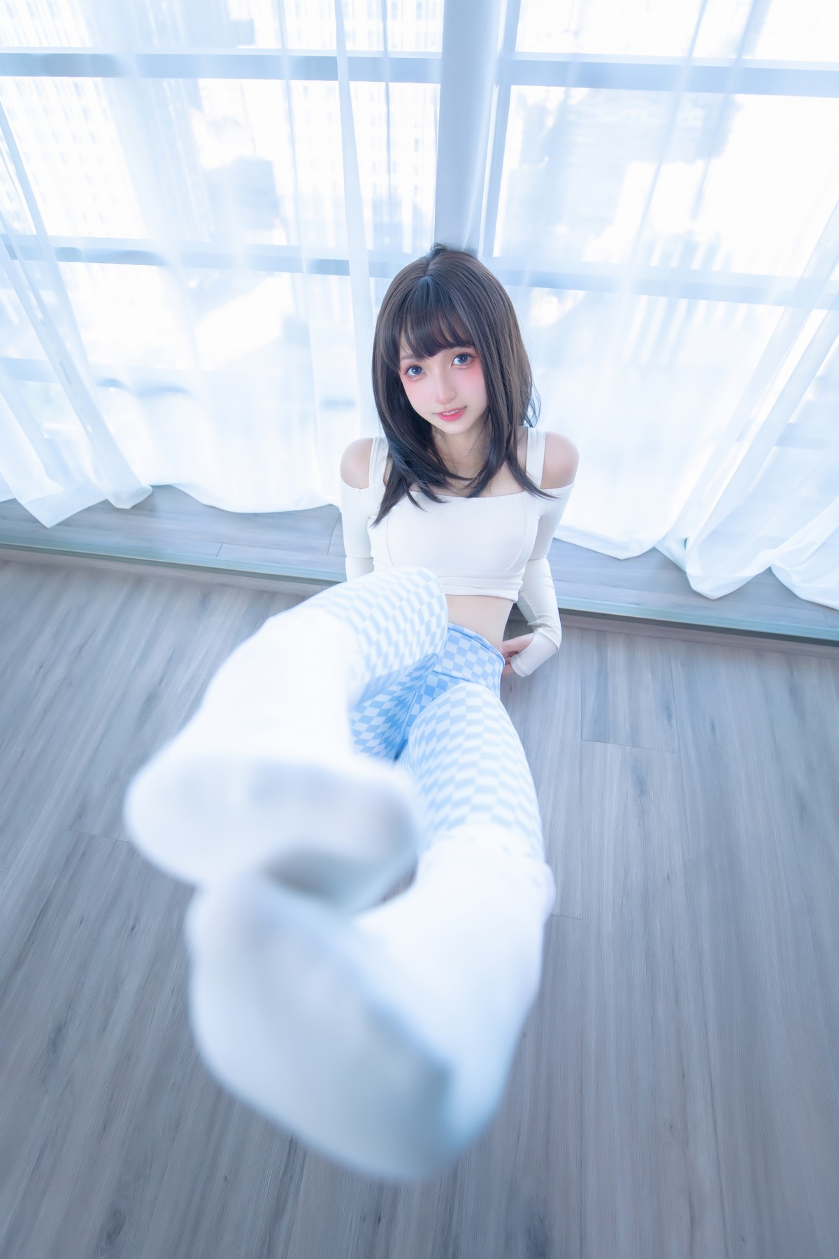 xgyw.top_萝莉美女神楽坂真冬蓝白格主题室内性感白色抹胸上衣配紧身运动裤撩人写真75P
