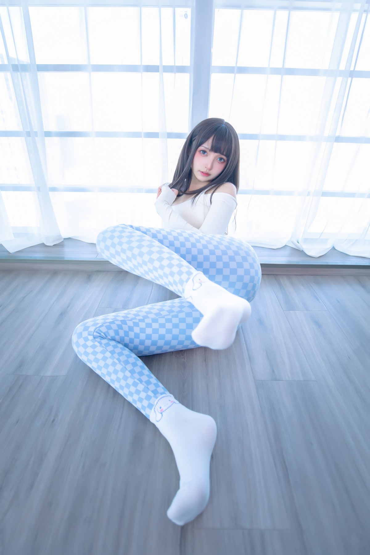 xgyw.top_萝莉美女神楽坂真冬蓝白格主题室内性感白色抹胸上衣配紧身运动裤撩人写真75P