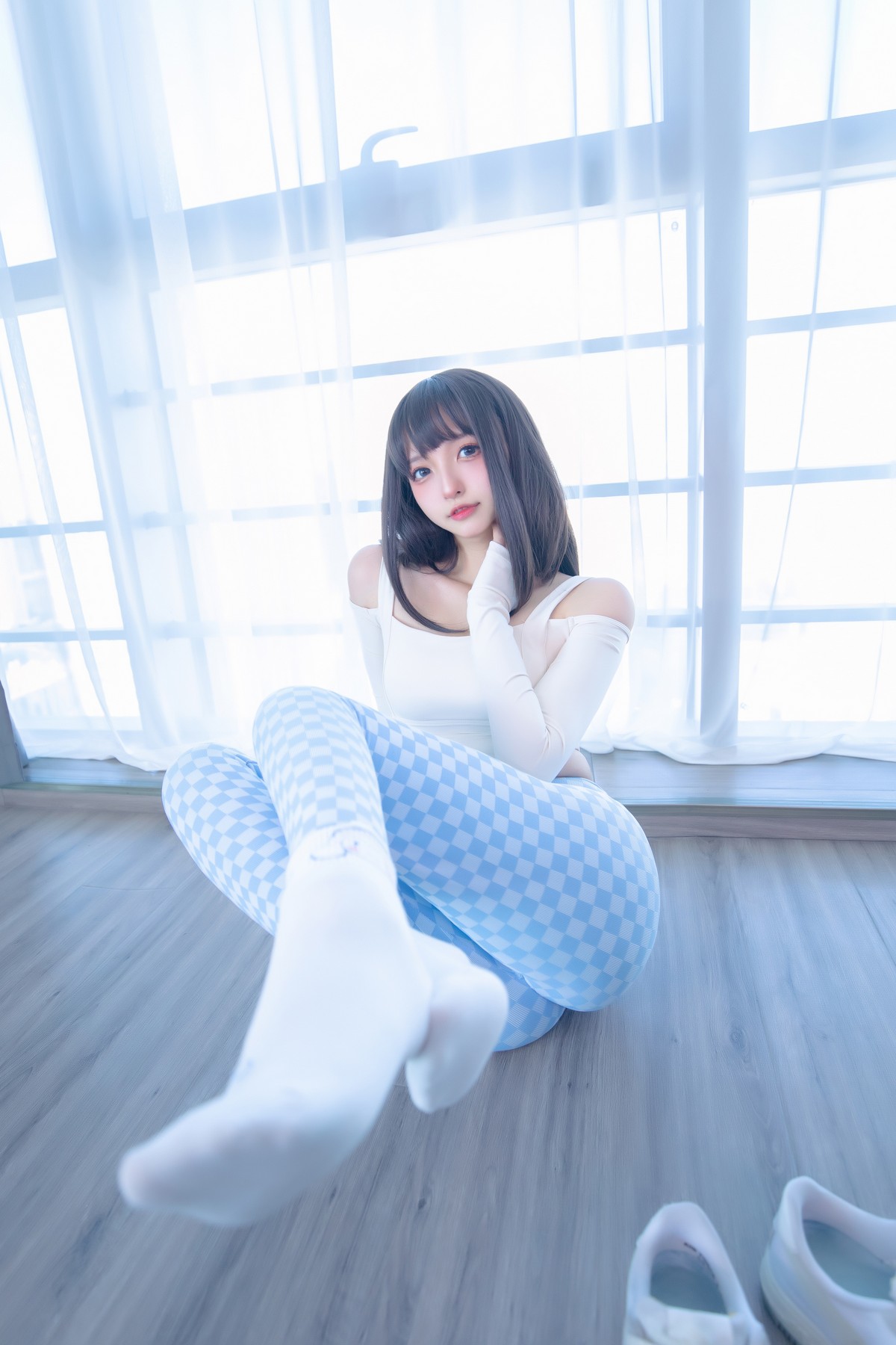 xgyw.top_萝莉美女神楽坂真冬蓝白格主题室内性感白色抹胸上衣配紧身运动裤撩人写真75P