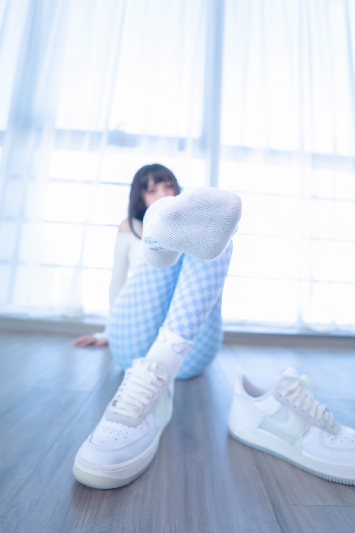 xgyw.top_萝莉美女神楽坂真冬蓝白格主题室内性感白色抹胸上衣配紧身运动裤撩人写真75P