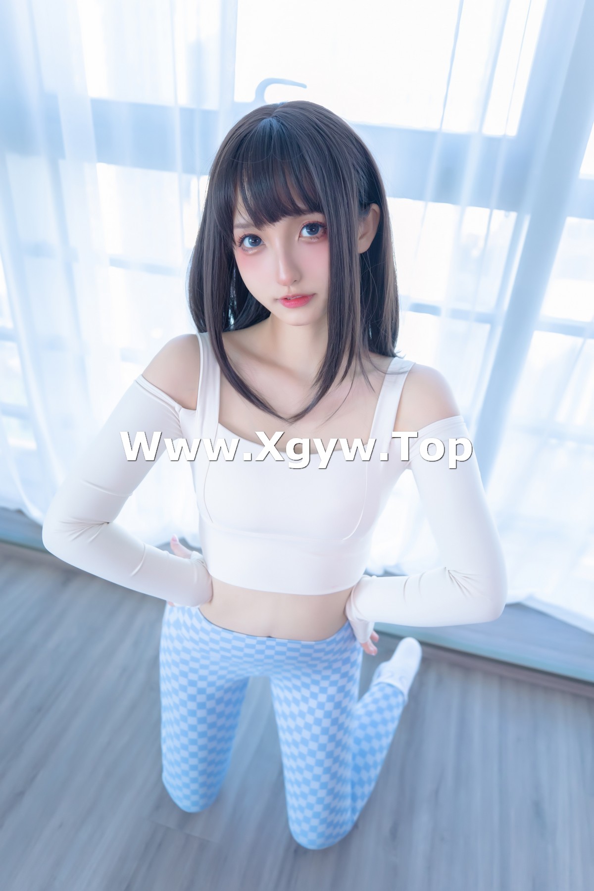 xgyw.top_萝莉美女神楽坂真冬蓝白格主题室内性感白色抹胸上衣配紧身运动裤撩人写真75P