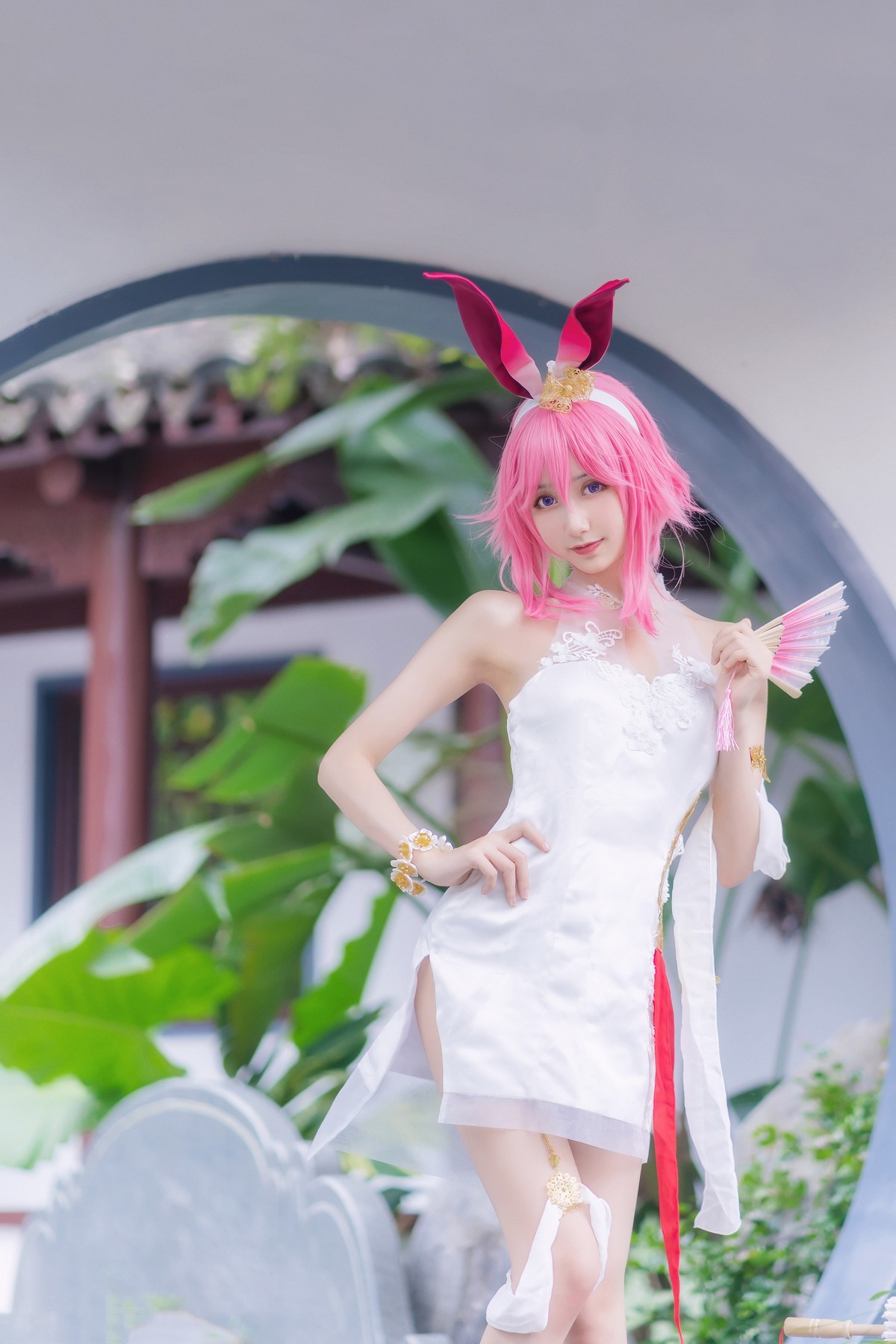 xgyw.top_萌系小姐姐木绵绵OwO八重樱Cos主题户外性感白色旗袍秀完美身材迷人诱惑写真31P