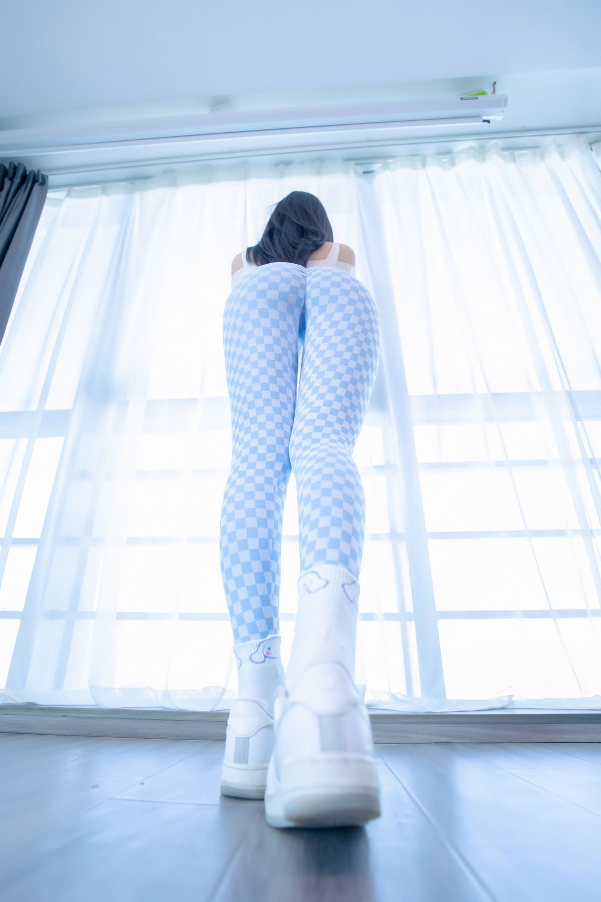 xgyw.top_萝莉美女神楽坂真冬蓝白格主题室内性感白色抹胸上衣配紧身运动裤撩人写真75P