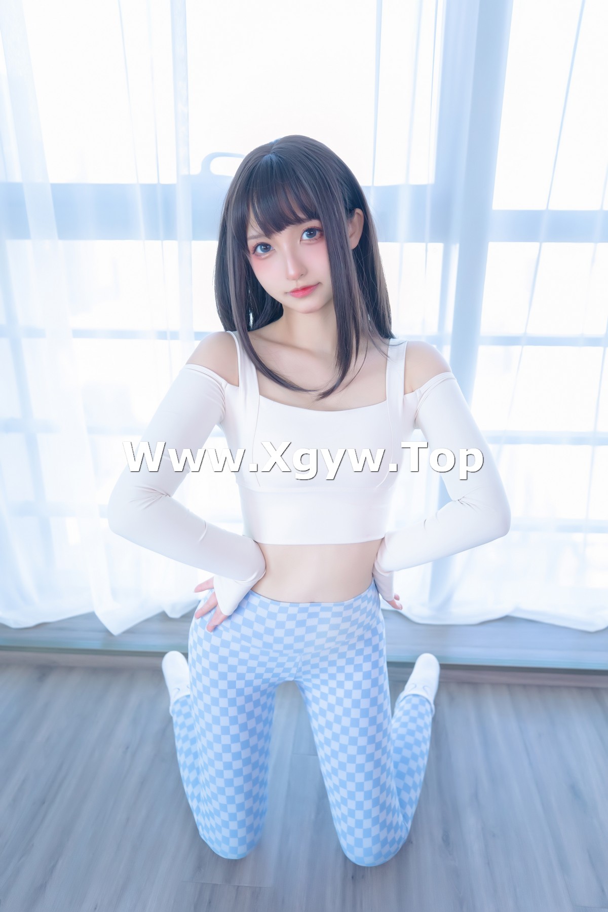 xgyw.top_萝莉美女神楽坂真冬蓝白格主题室内性感白色抹胸上衣配紧身运动裤撩人写真75P