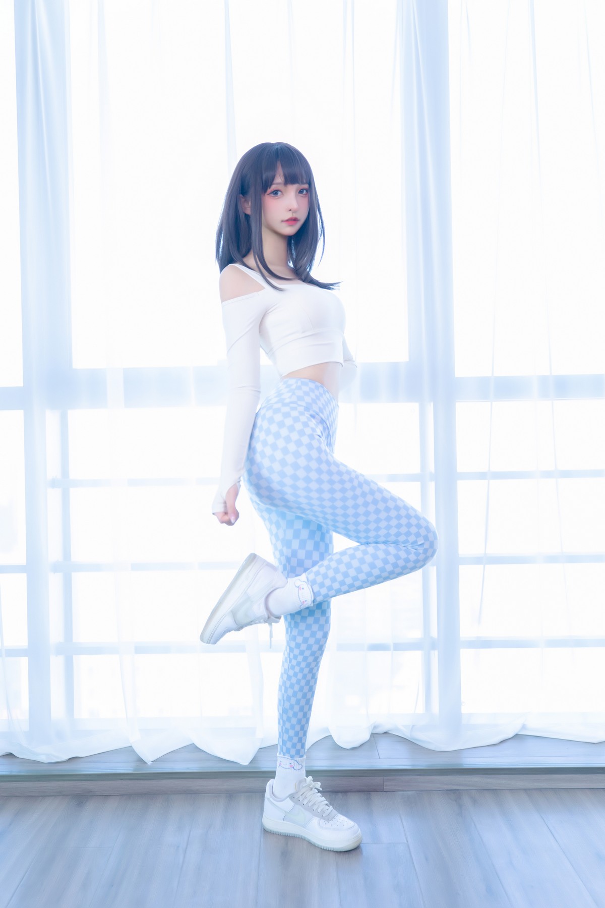 xgyw.top_萝莉美女神楽坂真冬蓝白格主题室内性感白色抹胸上衣配紧身运动裤撩人写真75P