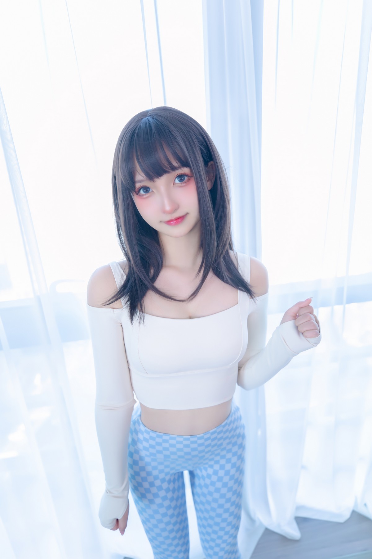 xgyw.top_萝莉美女神楽坂真冬蓝白格主题室内性感白色抹胸上衣配紧身运动裤撩人写真75P