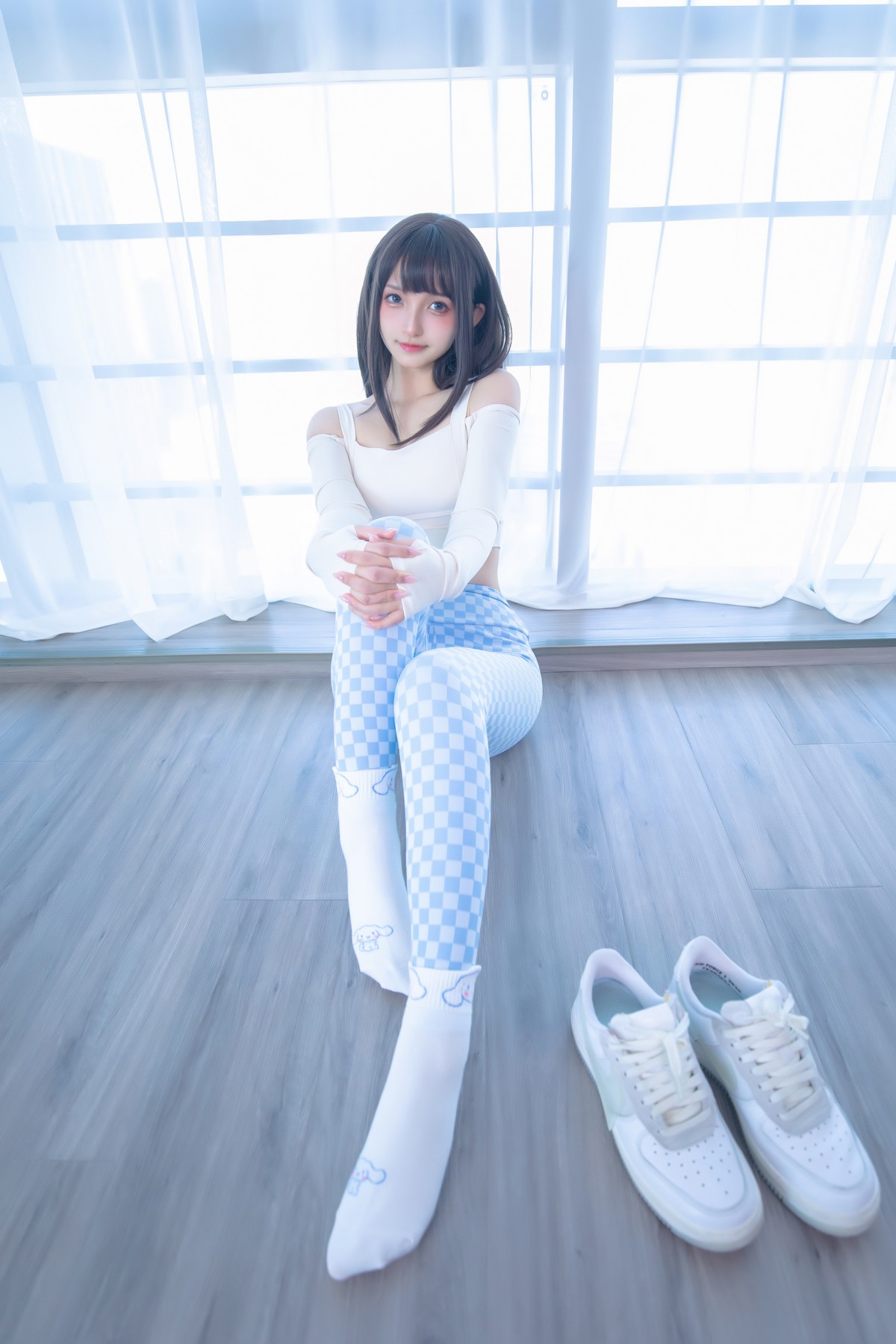 xgyw.top_萝莉美女神楽坂真冬蓝白格主题室内性感白色抹胸上衣配紧身运动裤撩人写真75P