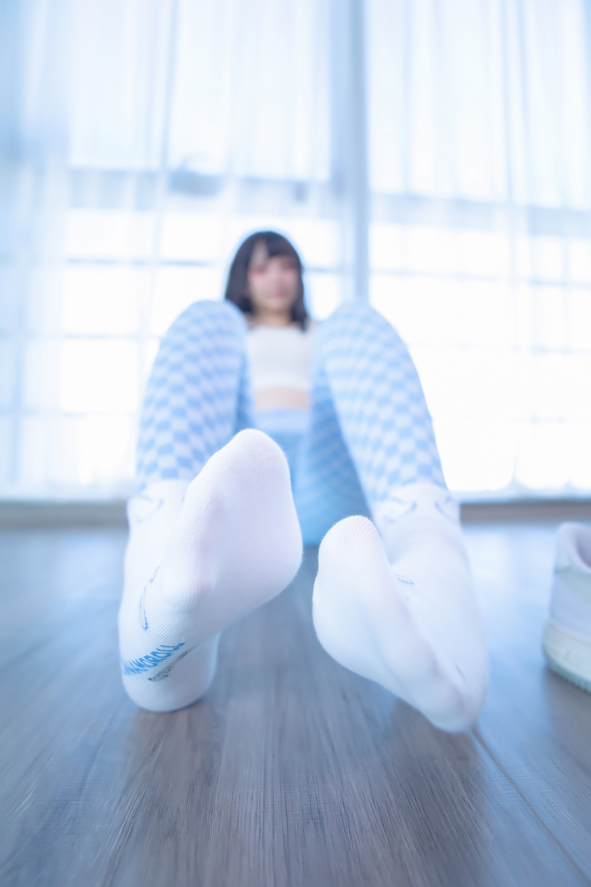 xgyw.top_萝莉美女神楽坂真冬蓝白格主题室内性感白色抹胸上衣配紧身运动裤撩人写真75P