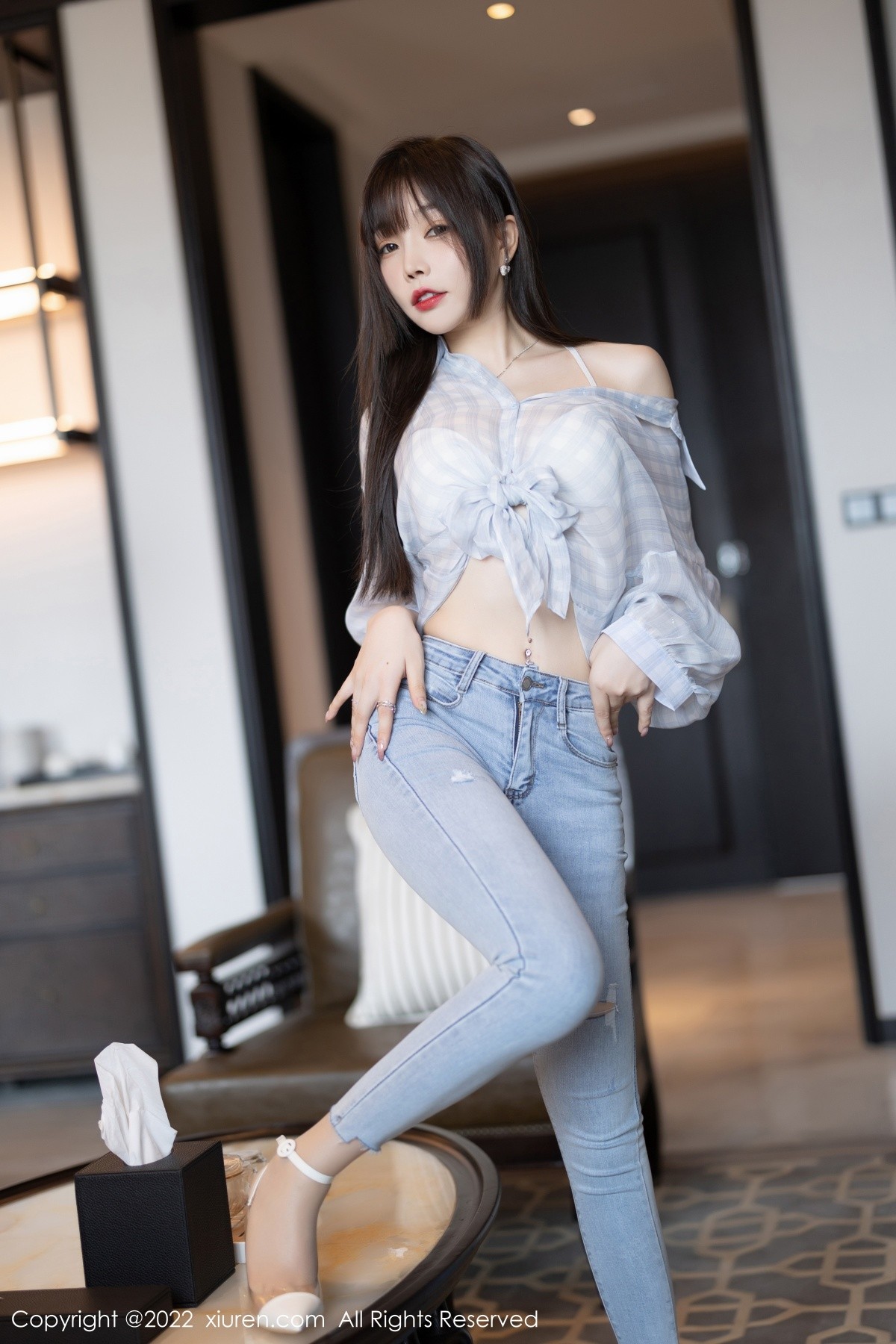 xgyw.top_XiuRen第4976期_女神芝芝Booty轻透浅色格子衣配牛仔裤半脱露超薄肉丝诱惑写真110P