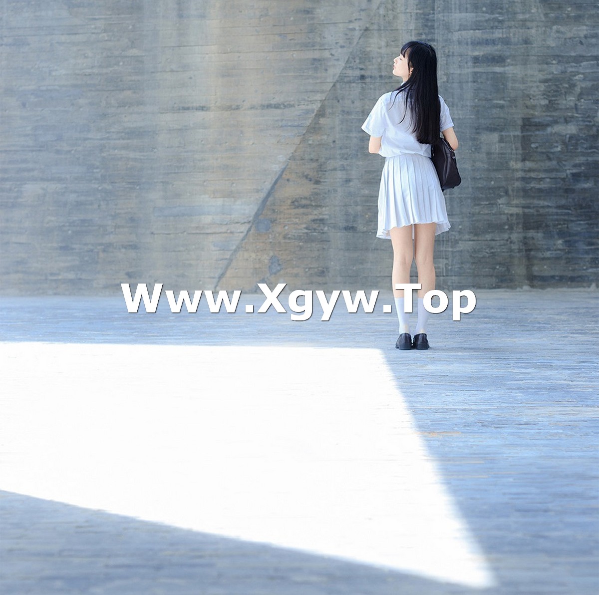 xgyw.top_萌系小姐姐木绵绵OwO白裙JK主题户外性感白色短T配百褶裙秀美腿迷人写真35P