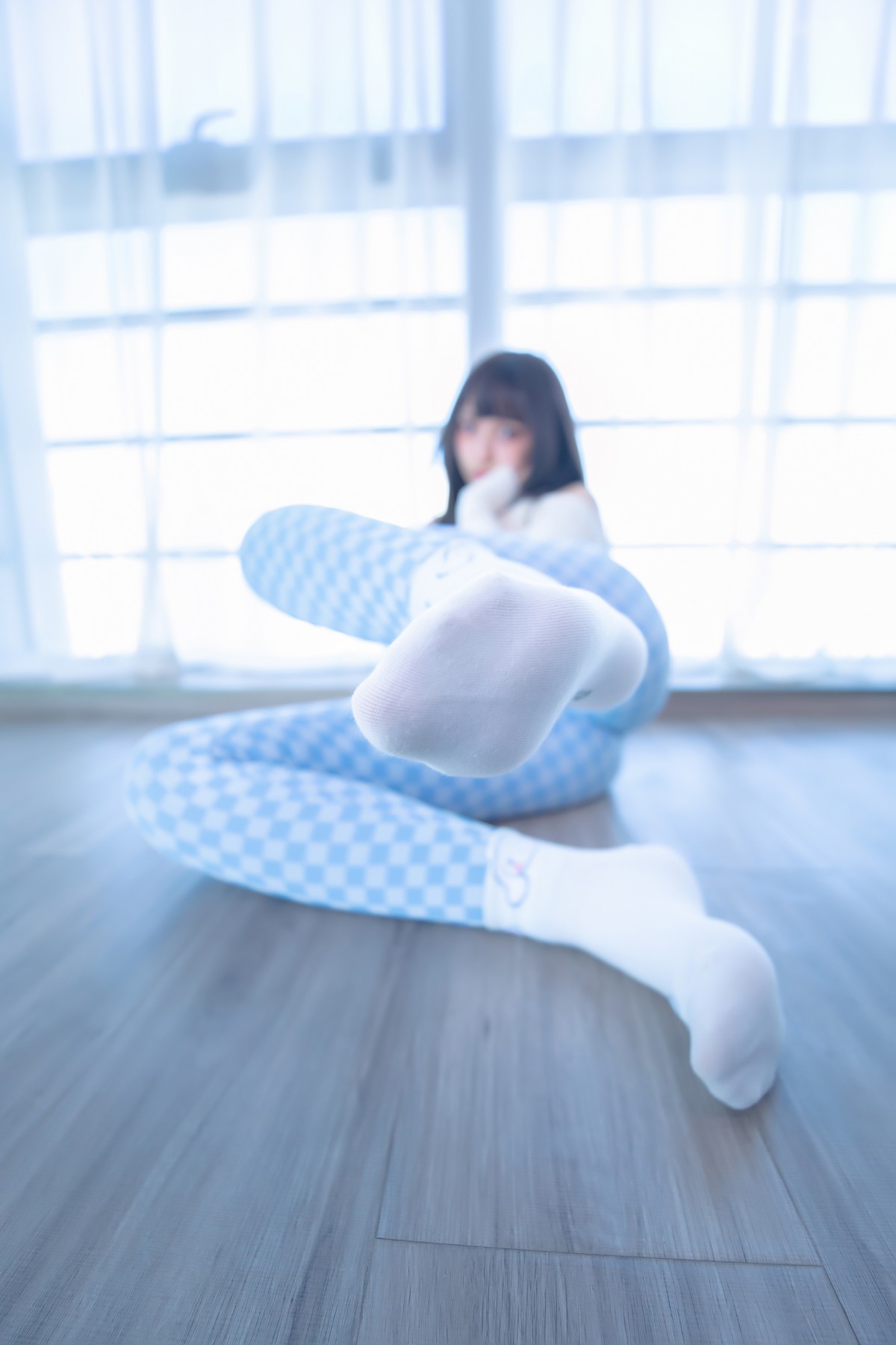 xgyw.top_萝莉美女神楽坂真冬蓝白格主题室内性感白色抹胸上衣配紧身运动裤撩人写真75P